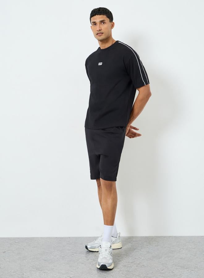 ستايلي شورت محبوك سادة بخصر برباط للرجال - Image 1